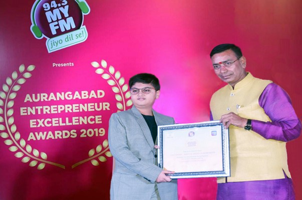 Master Aryen Suresh Kute (Founder & CMD – OAO INDIA) was awarded in Aurangabad Entrepreneur Excellence Award 2019 as “Youngest Entrepreneur” by 94.3 MY FM, this event happened at Vivanta by Taj, Aurangabad.