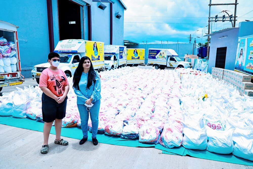 Kute Group Foundation donated foodgrain items and clothes to 5000 Flood-affected families in Maharashtra. <br>
The Kute Group Foundation provided essential aid materials to 5000 flood-affected families in Kolhapur, Sangli, Satara, Ratnagiri, Sindhudurg, and Raigad districts. The aid materials comprise of dry rations like wheat flour, poha, peanuts, sugar, pulses, etc., along with cleaning materials and clothes. <br>
Mrs. Archana Suresh Kute (MD-The Kute Group) and Master Aryan Suresh Kute (CMD-OAO India) guided the team for this noble cause.

