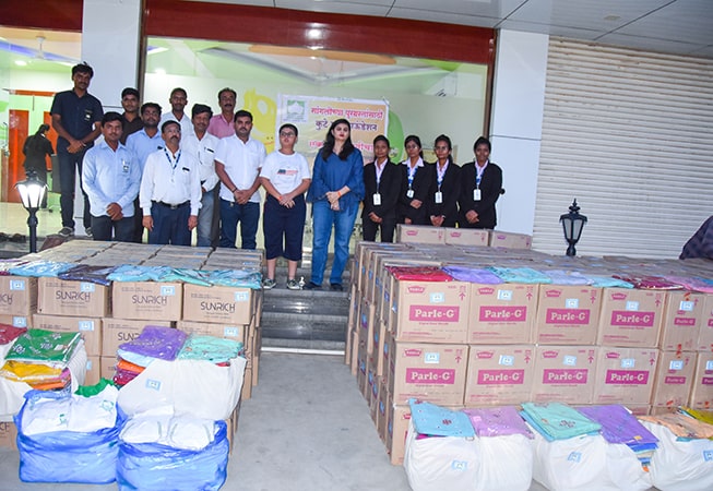 Extending a helping hand to the flood-affected people in Sangli. <br>
Hundreds of villages in the Sangli area have been flooded for the last several days. By sending aid in the form of food, water, sarees, clothes, useful for life, The Kute Group Foundation extended a helping hand to the flood-affected people in Sangli.