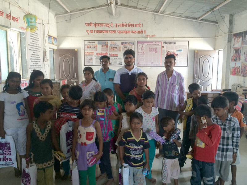 Cloth distribution at Orphanage by Kute Group Foundation<br>
Mr. Ashish Patodekar (Group Director-The Kute Group) distributed clothes at the orphanage in Beed
