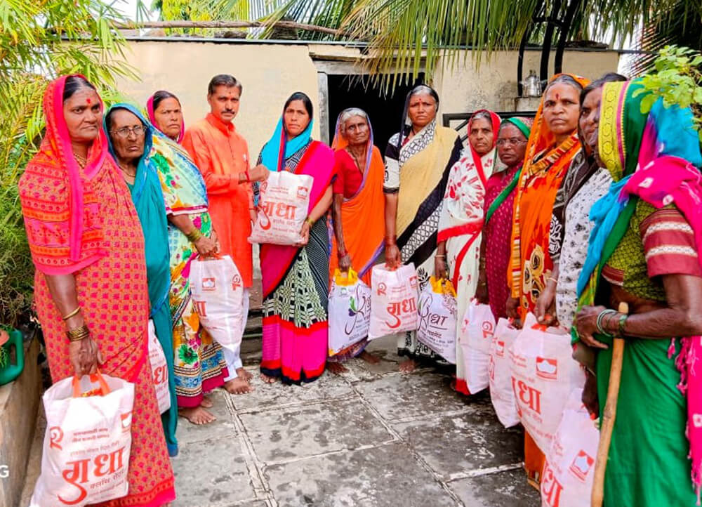The Kute Group Foundation visited ‘Dharur village, Dist. Beed’ and provided essential aid materials along with clothes, Diwali faral and sweets, thereby making the Diwali celebration extra special for people. The Kute Group Foundation also carried out similar activities during the pandemic crisis and helped many people.
