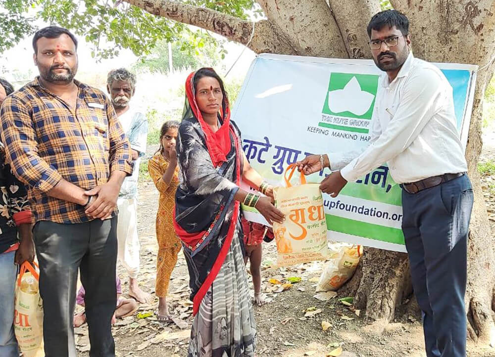 The Kute Group Foundation visited ‘Majalgaon village, Dist. Beed’ and provided essential aid materials along with clothes, Diwali faral, and sweets, thereby making the Diwali celebration extra special for people. The Kute Group Foundation also carried out similar activities during the pandemic crisis and helped many people.