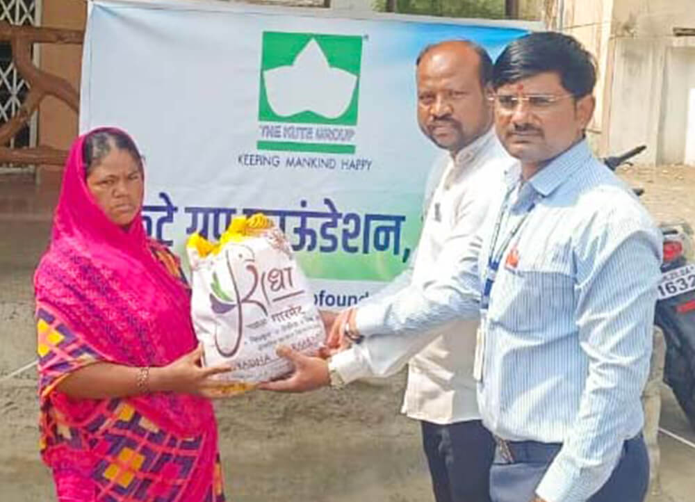 The Kute Group Foundation visited ‘Shirur Kasar village, Dist. Beed’ and provided essential aid materials along with clothes, Diwali faral and sweets, thereby making the Diwali celebration extra special for people. The Kute Group Foundation also carried out similar activities during the pandemic crisis and helped many people.
