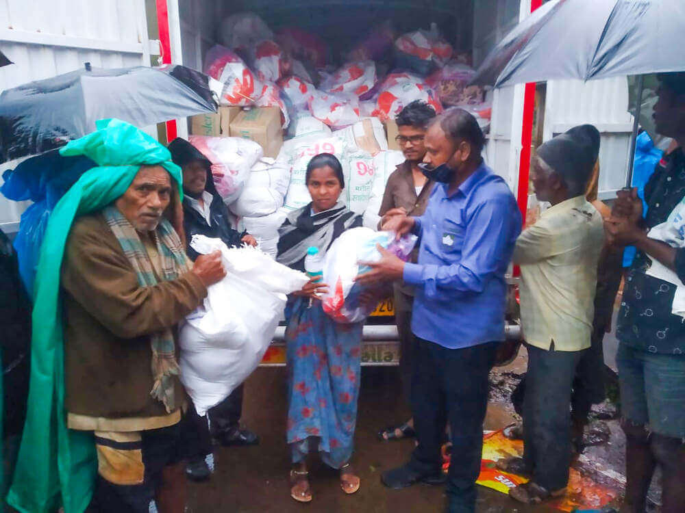 The Kute Group Foundation provided essential aid materials to flood-affected families in kahir village of Karad taluka, Satara district. The aid materials comprise of dry rations like wheat flour, poha, peanuts, sugar, pulses, etc., along with cleaning materials and clothes. Mrs. Archana Suresh Kute (MD-The Kute Group) and Master Aryan Suresh Kute (CMD-OAO India) guided the team for this noble cause.


