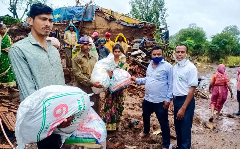 Distribution of Foodgrains & Clothes in Flood affected Kololi Village, Panhala, Kolhapur