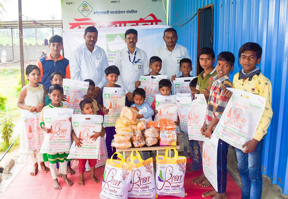 The Kute Group Foundation visited ‘Sneha Savali Orphanage home, Ramnagar, Beed.’ and provided essential aid materials along with clothes, Diwali faral and sweets, thereby making the Diwali celebration extra special for people. The Kute Group Foundation also carried out similar activities during the pandemic crisis and helped many people.