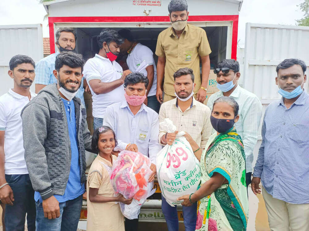Distribution of Foodgrains & Clothes in Flood affected Malawadi Village, Palus, Sangli