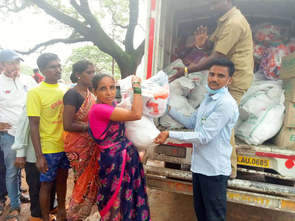 The Kute Group Foundation provided essential aid materials to flood-affected families in Raigad districts. The aid materials comprise of dry rations like wheat flour, poha, peanuts, sugar, pulses, etc., along with cleaning materials and clothes. Mrs. Archana Suresh Kute (MD-The Kute Group) and Master Aryan Suresh Kute (CMD-OAO India) guided the team for this noble cause.