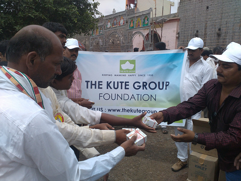 Snacks distribution at Narayangan Temple.<br>
The Kute Group Foundation distributed snacks & drinking water to more than 3000 devotees at Narayangan Temple, Beed.
