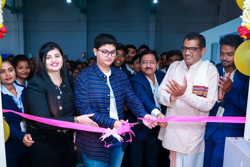The Kute Group is proud to announce that it is increasing its footprint by opening a new head office in the Beed location. The new head office signifies The Kute Group’s continued growth and development.<br>
Mrs. Archana Suresh Kute (MD-The Kute Group), Master Aryen Suresh Kute (Founder and CMD- OAO INDIA), along with the Guests and The Kute Group Family members, attended the opening ceremony.
