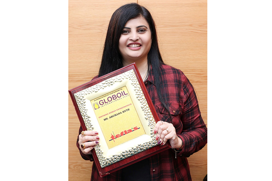 What a proud moment!!! Mrs. Archana Suresh Kute (MD-The Kute Group) has been felicitated with the Inspiring Woman Entrepreneur Award by Globoil International 2022, Dubai.
