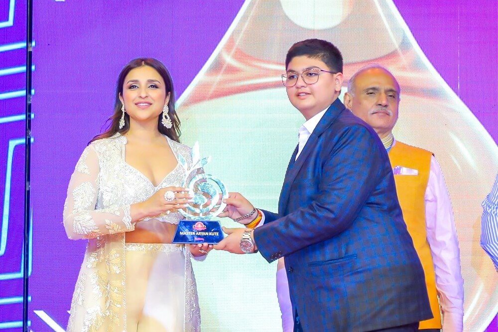 Master Aryen Suresh Kute (Founder & CMD – OAO INDIA) has been awarded the Best Leadership Of The Year 2022 Award at Globoil India 2022, Agra, Uttar Pradesh. The prestigious award was presented by famous Bollywood actress Ms. Parineeti Chopra.