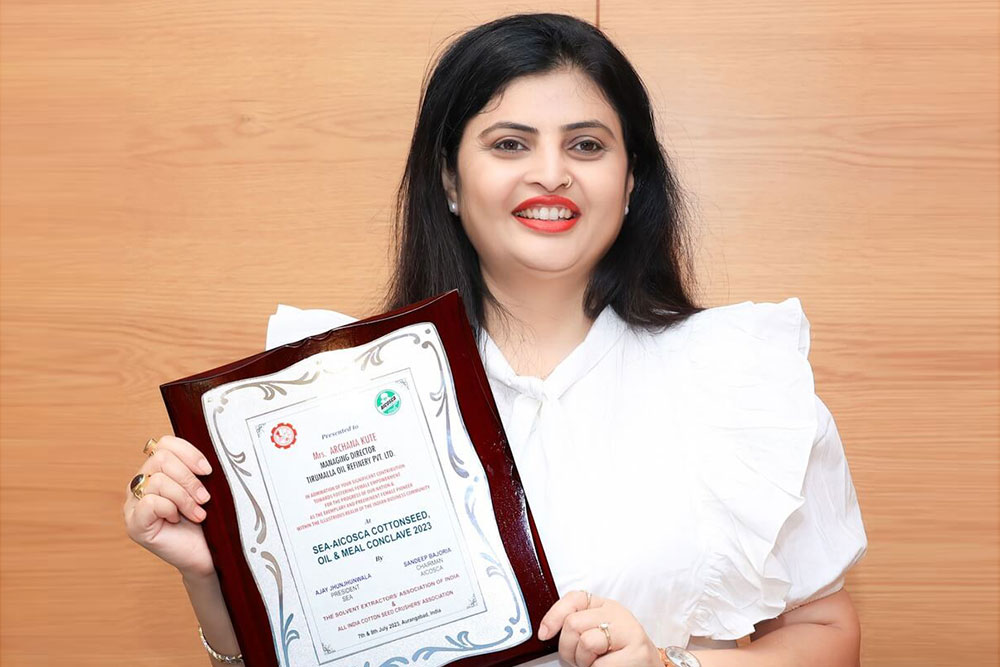 Glowing with pride!! Our MD, Respected Mrs. Archana Suresh Kute Madam, has received a prestigious female empowerment award from The Solvent Extractors’ Association of India (SEA) and All India Cottonseed Crushers’ Association (AICOSCA) at the SEA-AICOSCA Cottonseed, Oil, and Meal Conclave – 2023.<br>
Actress Varsha Usgaonkar presented this award. The Kute Group was a Platinum Patron of this event, held on July 7th-8th in Chhatrapati Sambhajinagar, Maharashtra.
